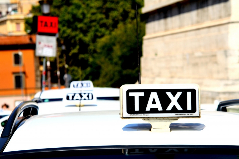 taxis-LIEUCHE-min_taxi_auto_rome_road_white-1051610